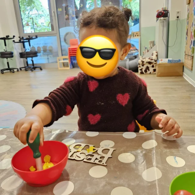 Nicht nur für die Mütter wurde etwas zum Muttertag gebastelt… auch die Papis bekamen eine selbstgemachte Kleinigkeit zu ihrem Ehrentag ♥️♥️♥️ Besonders stolz sind wir darauf, dass sogar unsere Eingewöhnungskinder schon fleißig mitgebastelt haben 🫶🫶🫶 #vatertag2025 #bastelnmitkindern❤️ #kleinegeschenkemitgroßerwirkung #kreativ #bastelnmitdenkleinsten #u3betreuungmitherz #lumigarten